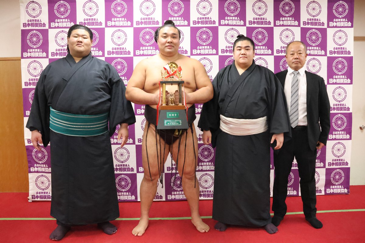 sumokyokai's tweet image. ＜千秋楽の様子＞
三賞受賞
敢闘賞を獲得した霧島。
左から
鶴英山 、霧島、鶴峰 、床大
#sumo #相撲 #十一月場所 #九州場所 #支度部屋