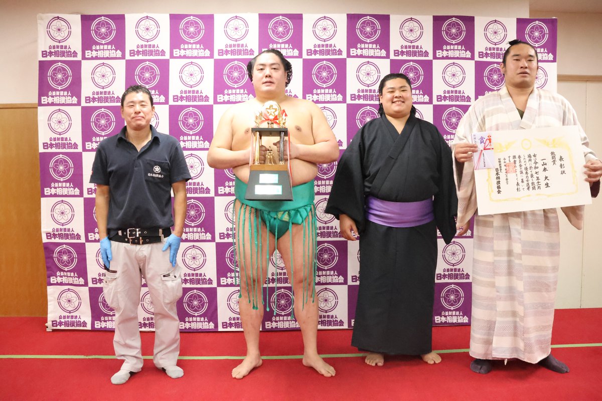 sumokyokai's tweet image. ＜千秋楽の様子＞
三賞受賞
敢闘賞を獲得した一山本。
左から
床島、一山本、北斗洋  、北乃庄
#sumo #相撲 #十一月場所 #九州場所 #支度部屋
