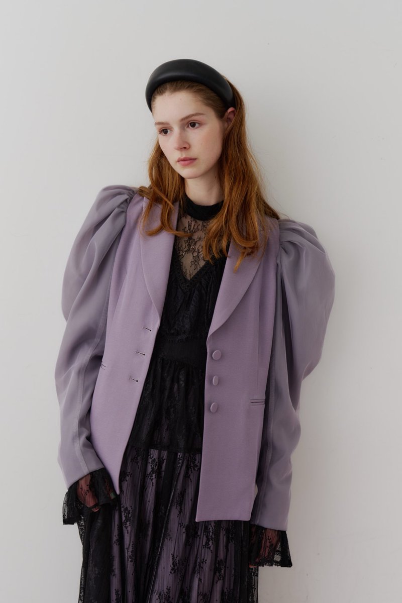 パワーショルダーにチュールを重ねたJ1Uらしいフェミニンモードな