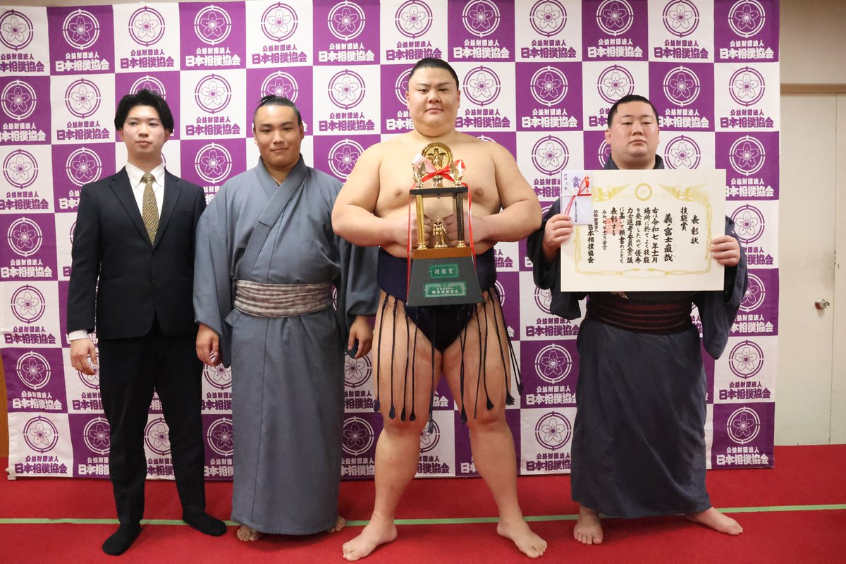 sumokyokai's tweet image. ＜千秋楽の様子＞
三賞受賞
技能賞を獲得した義ノ富士。
左から
床元、優富士、義ノ富士 、松井
#sumo #相撲 #十一月場所 #九州場所 #支度部屋