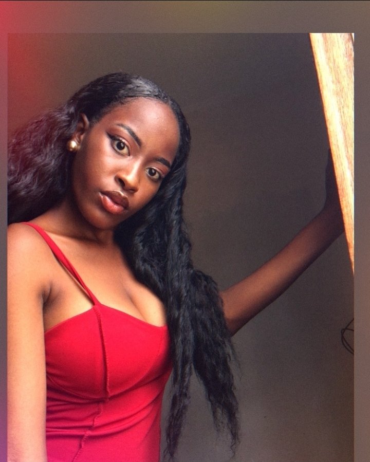 Bella_bb02's tweet image. If my man hen 500k monthly, he must be giving me 450k.