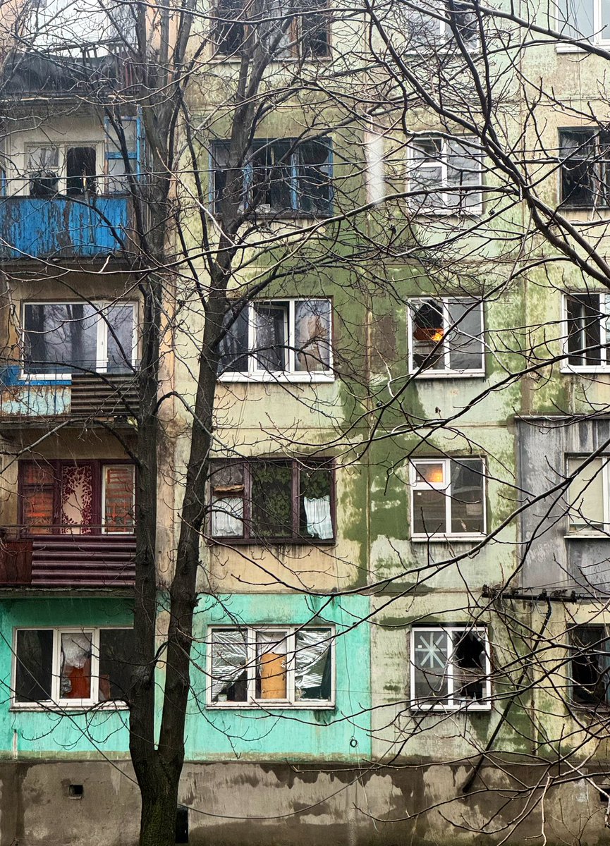 samotniyskhid's tweet image. На третьому поверсі цього будинку, як і у більшості сусідніх – вже ніхто не мешкає

Світло, залишене господарями, які швидко тікали від російських обстрілів, тепер горить у кімнаті – як сумний спогад про життя, що тут колись було