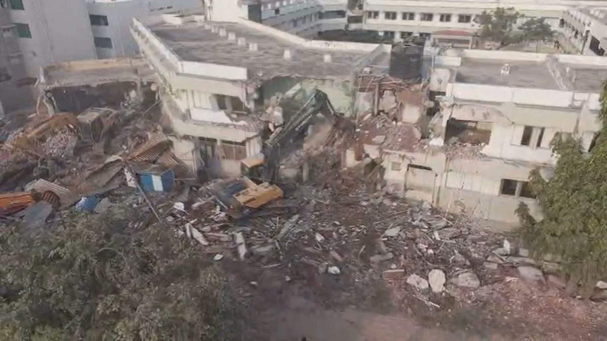 🚧 భావ్‌నగర్‌లో భారీ కూల్చివేత ఆపరేషన్
అక్వాడా ప్రాంతంలో 24 మీటర్ల TP రోడ్ విస్తరణ కోసం దారికి అడ్డుగా ఉన్న‌ దారుల్ ఉలూమ్ మదర్సా సహా 1,500 sq.m అక్రమ నిర్మాణాలను అధికారులు తొల‌గించారు. 
4 JCBలు, 3 ఎక్స్‌కవేటర్లతో కూల్చివేత‌లు జ‌రిగాయి.
150 మంది పోలీసుల భద్రత మధ్య ఆపరేషన్