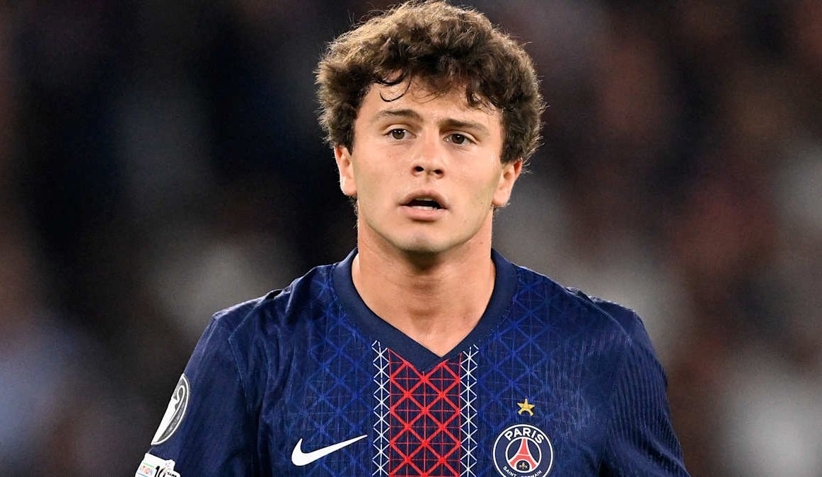 mufcytp's tweet image. 💣🚨🚨BREAKING: Manchester United have been analysing the possibility of signing João Neves for weeks. 

The club is convinced he’s the type of profile capable of strengthening a midfield that still lacks stability.

[@fichajesnet]

Reds, how much is Neves worth? 🤔