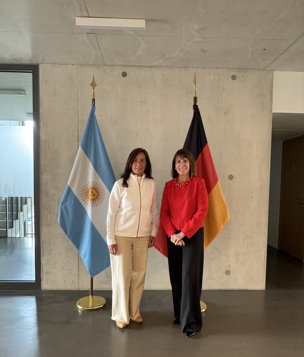La Embajadora Betina Pasquali de Fonseca mantuvo un encuentro en la Embajada Argentina en Berlín con <a href="/MariaGiannone_/">Maria Giannone</a> fundadora de RUMA zapatos &amp; carteras. Conversaron sobre el acompañamiento de la Cancillería a emprendedores argentinos para su proyección internacional.