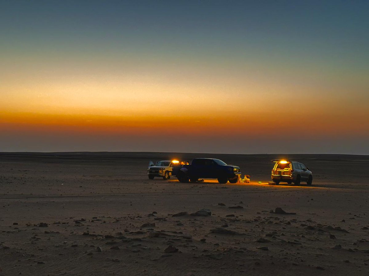 استأذن العصر وانقادت خيوط الظلام
والليل تو ما استوى بشته على منكبه

الليل ستر الفضاء والطيب ستر النظام
والصمت ستر الشعور الا على المنتبه
 
الناس تطربهم القمراء وصوت الحمام
وانا الوحيد اللي الثنتين ما تطربه 

سلطان بن عباس