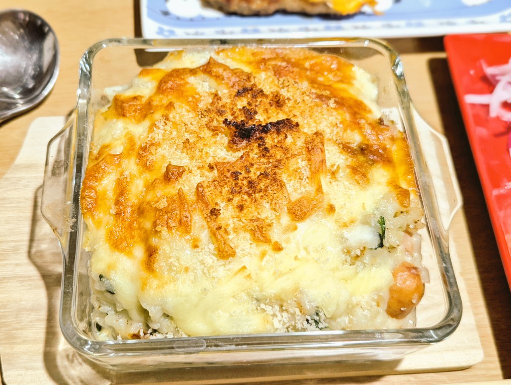 MarronTree's tweet image. 本日のお献立

ウィンナーとほうれん草入りホワイトドリア
なんちゃって海老フライ
目指したのはびっくりドンキーでしたバーグ

目指したけどね、火を止めてからばってんチェダーチーズ乗せて蓋しちゃったら溶けてしもたw
冷凍海老を生春巻き包みしてパン粉をつけて揚げたら、ほら。海老フライだよ？w