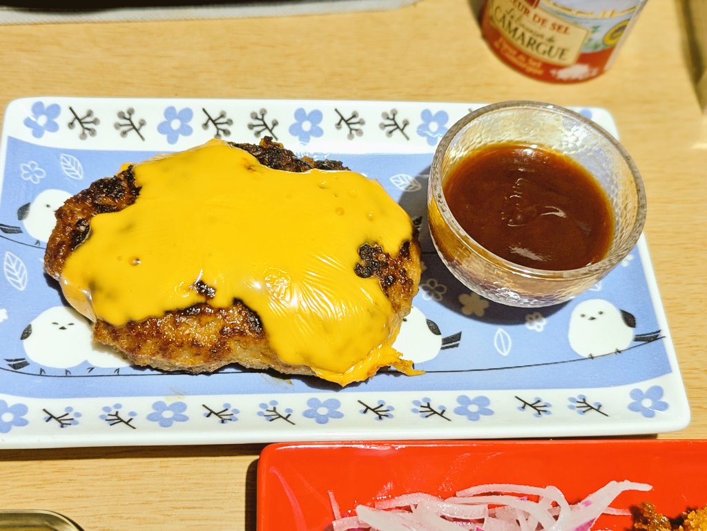 MarronTree's tweet image. 本日のお献立

ウィンナーとほうれん草入りホワイトドリア
なんちゃって海老フライ
目指したのはびっくりドンキーでしたバーグ

目指したけどね、火を止めてからばってんチェダーチーズ乗せて蓋しちゃったら溶けてしもたw
冷凍海老を生春巻き包みしてパン粉をつけて揚げたら、ほら。海老フライだよ？w