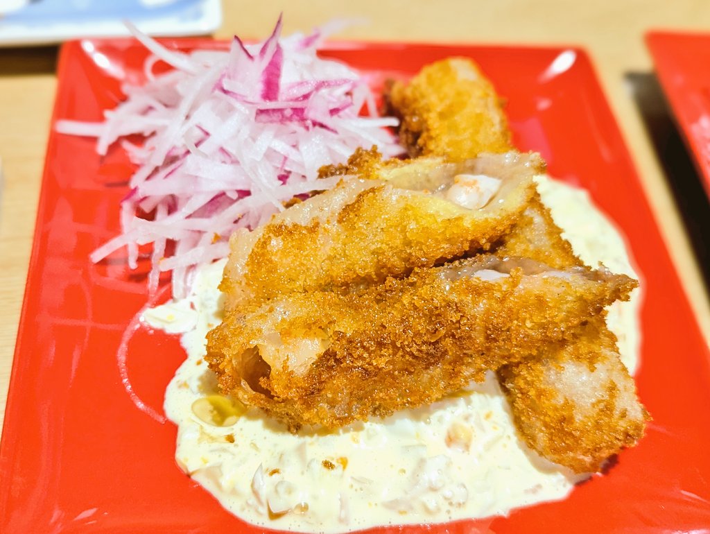 MarronTree's tweet image. 本日のお献立

ウィンナーとほうれん草入りホワイトドリア
なんちゃって海老フライ
目指したのはびっくりドンキーでしたバーグ

目指したけどね、火を止めてからばってんチェダーチーズ乗せて蓋しちゃったら溶けてしもたw
冷凍海老を生春巻き包みしてパン粉をつけて揚げたら、ほら。海老フライだよ？w