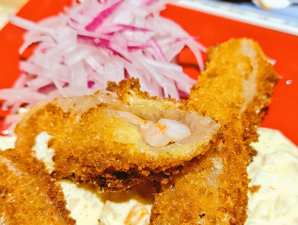 MarronTree's tweet image. 本日のお献立

ウィンナーとほうれん草入りホワイトドリア
なんちゃって海老フライ
目指したのはびっくりドンキーでしたバーグ

目指したけどね、火を止めてからばってんチェダーチーズ乗せて蓋しちゃったら溶けてしもたw
冷凍海老を生春巻き包みしてパン粉をつけて揚げたら、ほら。海老フライだよ？w