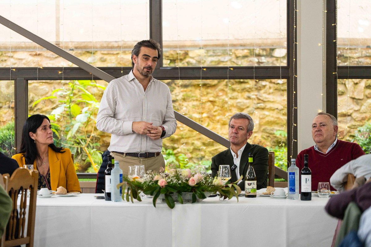 acorunapp's tweet photo. 🗒️ @AlfonsoRuedaGal e @DiegoCalvoPouso animan aos seus alcaldes da provincia da Coruña a seguir traballando para facer valer a importancia dá unidade, a xestión e a estabilidade que caracteriza ao @ppdegalicia

https://t.co/UY5gsQe0Vc https://t.co/0tMECpdHgX