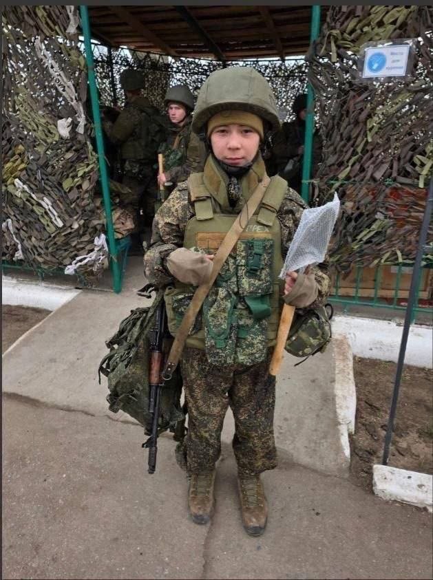 darkironLyon's tweet image. Igor, 12-13 ans enrôlé dans l&apos;armée russe prêt au combat