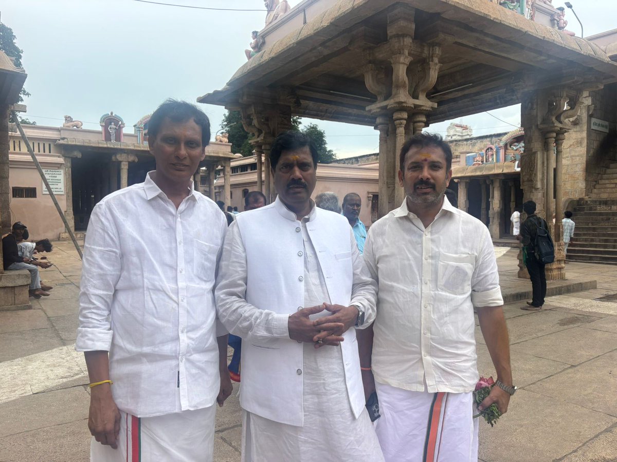 நேற்று திருச்சி வருகை புரிந்த தமிழக பாரதிய ஜனதா கட்சி தேசிய பொறுப்பாளர் திரு <a href="/MenonArvindBJP/">Dr. Arvind Menon</a> அவர்கள் ஸ்ரீரங்கம் அரங்கநாதர் ஆலயம் சென்று சுவாமி தரிசனம் செய்தார். அப்போது கரூர் மாவட்ட பாரதிய ஜனதா கட்சி தலைவர் திரு <a href="/VVSenthilnathan/">Senthilnathan (மோடியின் குடும்பம்)</a> அவர்கள் உடனிருந்தார்.