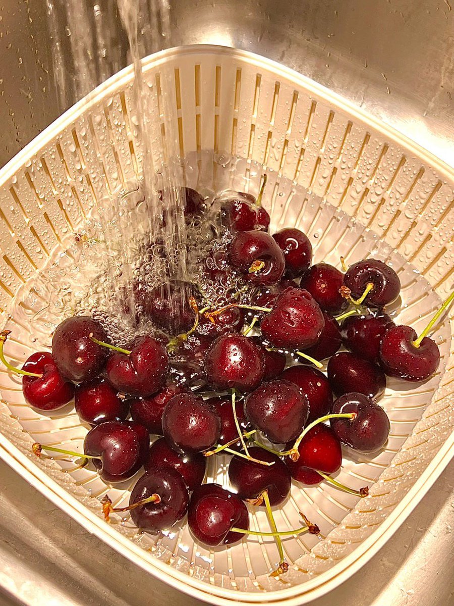 DaineSuzanne's tweet image. Life is full of sweet surprises, like a fresh fruits🍒🍓

#SweetSurprises #PineappleLove #TropicalVibes