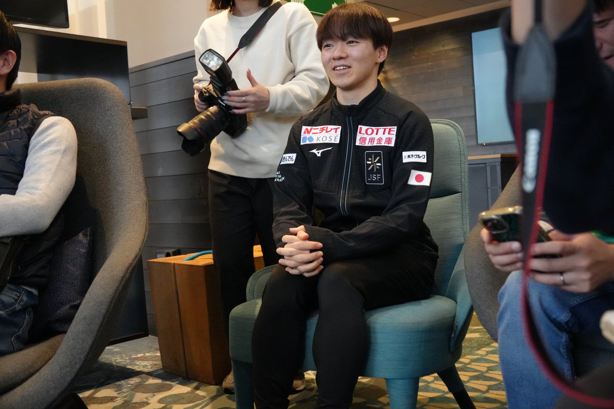 kai__uchida's tweet image. フィンランド杯は男女ともシングルは日本勢の優勝で幕を閉じました。
一夜明けての取材。鍵山優真記者が千葉百音選手に質問をする場面もありました。
#フィギュアスケート