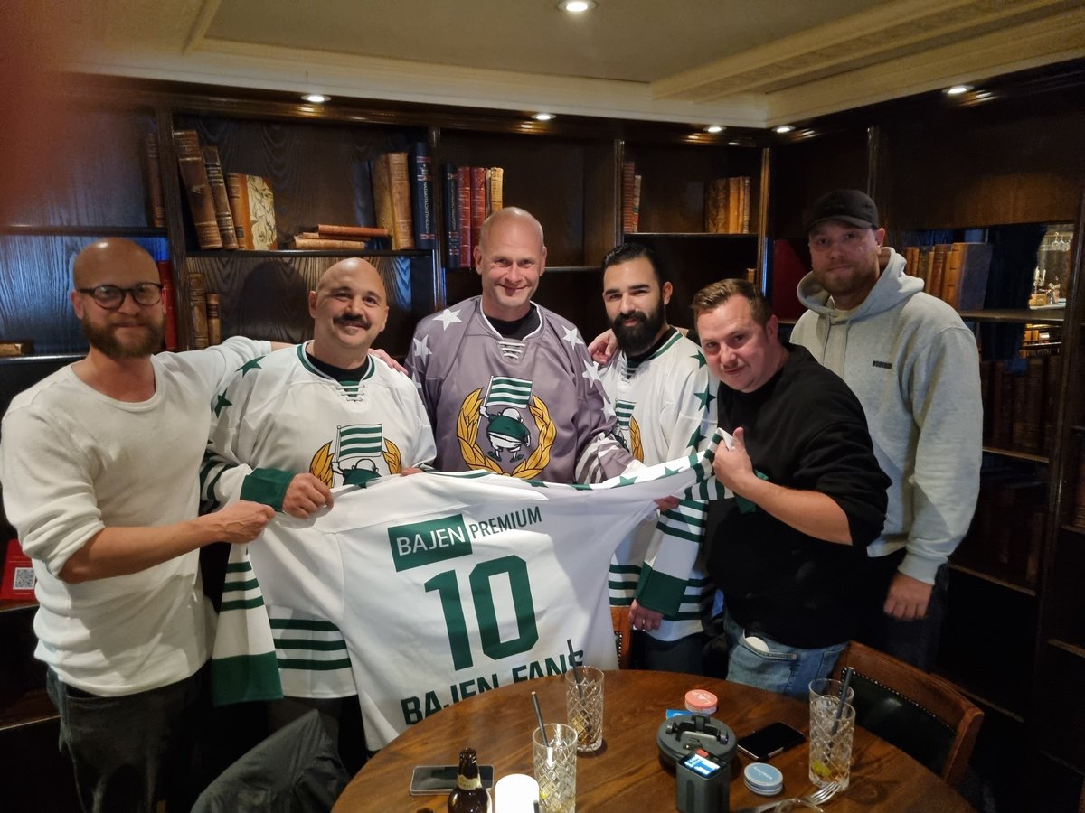 På måndag är det dags igen, avslag kl 21.15 i hallen på Zinken. Efter förra veckans storkross hoppas man på att spränga det tidigare publikrekordet a'la 3,5 person. Hur många av hunkarna på bilden kommer delta? Är det dags för Nicke att ta båsdörren? Imorgon vet vi svaret...