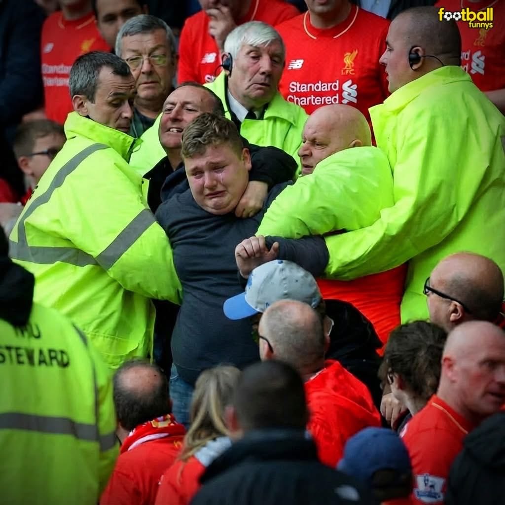 RedorDead07's tweet image. SHOCKING scenes at Anfield today as Liverpool fans were pressured by security to remain at Anfield and watch the entire match!

One fan yelled, &quot;My flight back to Norway leaves in 2 hours, I need to leave now!&quot; #Mufc