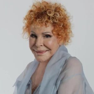 luca_caputa's tweet image. &quot;È successo che Ornella aveva appena cenato a casa sua, aveva già in programma di andare domani da Fazio, stava bene, poi si è seduta sulla poltrona per vedere la televisione e ha chiesto alla sua assistente domestica che dormiva con lei di portarle un gelato, che ne avrebbe…