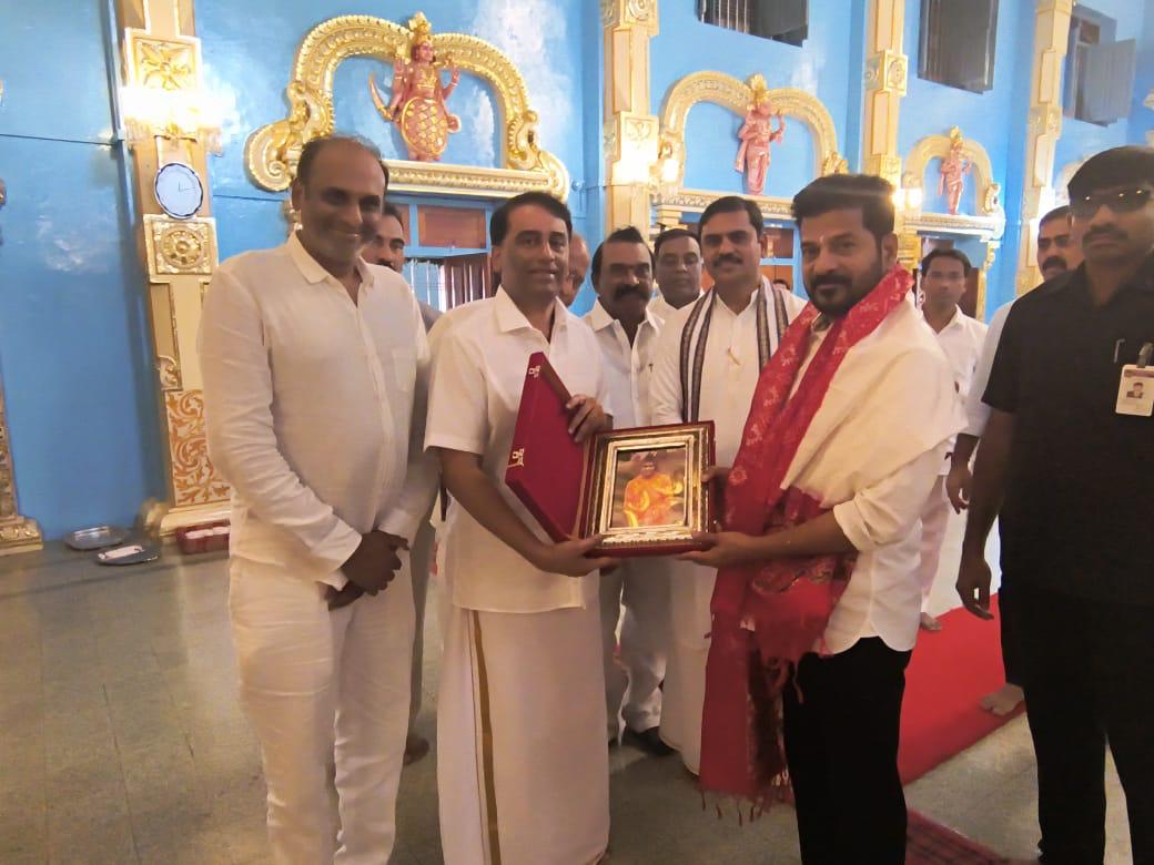 revanth_anumula's tweet image. మానవ సేవే - మాధవ సేవ అని నమ్మి తన ప్రేమతో, అద్వితీయ సేవతో భౌగోళిక హద్దులు దాటి కోట్లాది మంది భక్తులను సంపాదించుకుని అనంతపురంలో అనితర సాధ్యమైన గొప్ప ఆధ్యాత్మిక కేంద్రాన్ని నిర్మించి జన హృదయాలలో చిరస్థాయిగా దైవంగా నిలిచిపోయిన పుట్టపర్తి భగవాన్ శ్రీ సత్య సాయిబాబా శత జయంతి ఉత్సవాలలో…