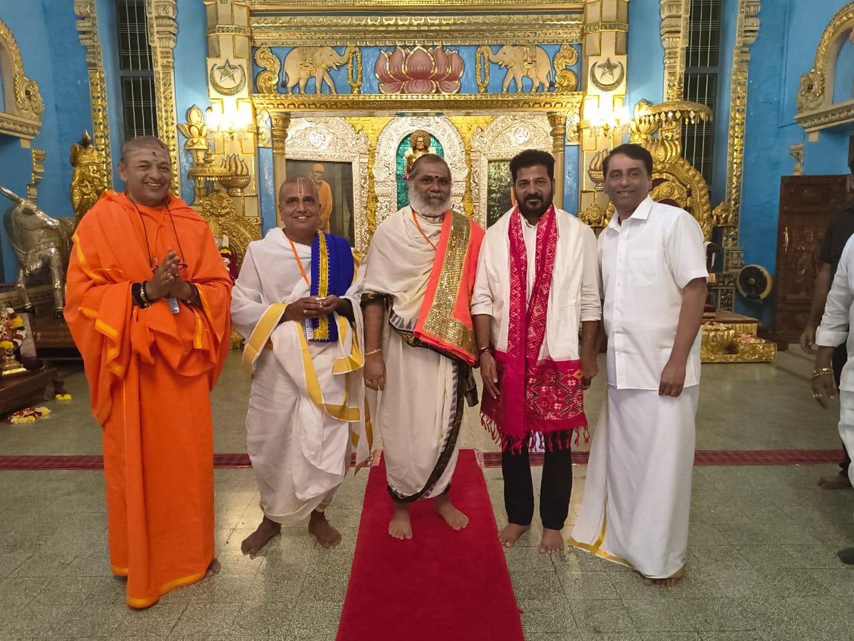 revanth_anumula's tweet image. మానవ సేవే - మాధవ సేవ అని నమ్మి తన ప్రేమతో, అద్వితీయ సేవతో భౌగోళిక హద్దులు దాటి కోట్లాది మంది భక్తులను సంపాదించుకుని అనంతపురంలో అనితర సాధ్యమైన గొప్ప ఆధ్యాత్మిక కేంద్రాన్ని నిర్మించి జన హృదయాలలో చిరస్థాయిగా దైవంగా నిలిచిపోయిన పుట్టపర్తి భగవాన్ శ్రీ సత్య సాయిబాబా శత జయంతి ఉత్సవాలలో…