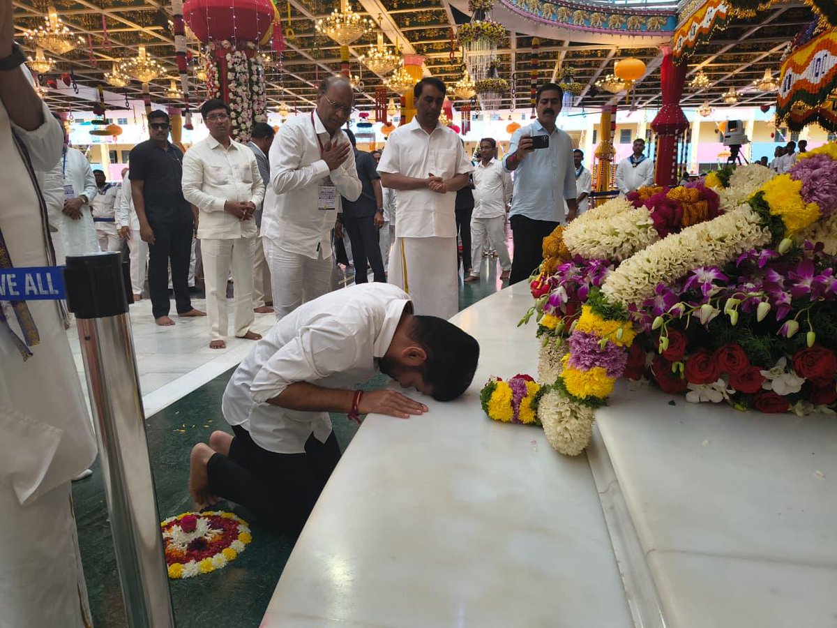 revanth_anumula's tweet image. మానవ సేవే - మాధవ సేవ అని నమ్మి తన ప్రేమతో, అద్వితీయ సేవతో భౌగోళిక హద్దులు దాటి కోట్లాది మంది భక్తులను సంపాదించుకుని అనంతపురంలో అనితర సాధ్యమైన గొప్ప ఆధ్యాత్మిక కేంద్రాన్ని నిర్మించి జన హృదయాలలో చిరస్థాయిగా దైవంగా నిలిచిపోయిన పుట్టపర్తి భగవాన్ శ్రీ సత్య సాయిబాబా శత జయంతి ఉత్సవాలలో…