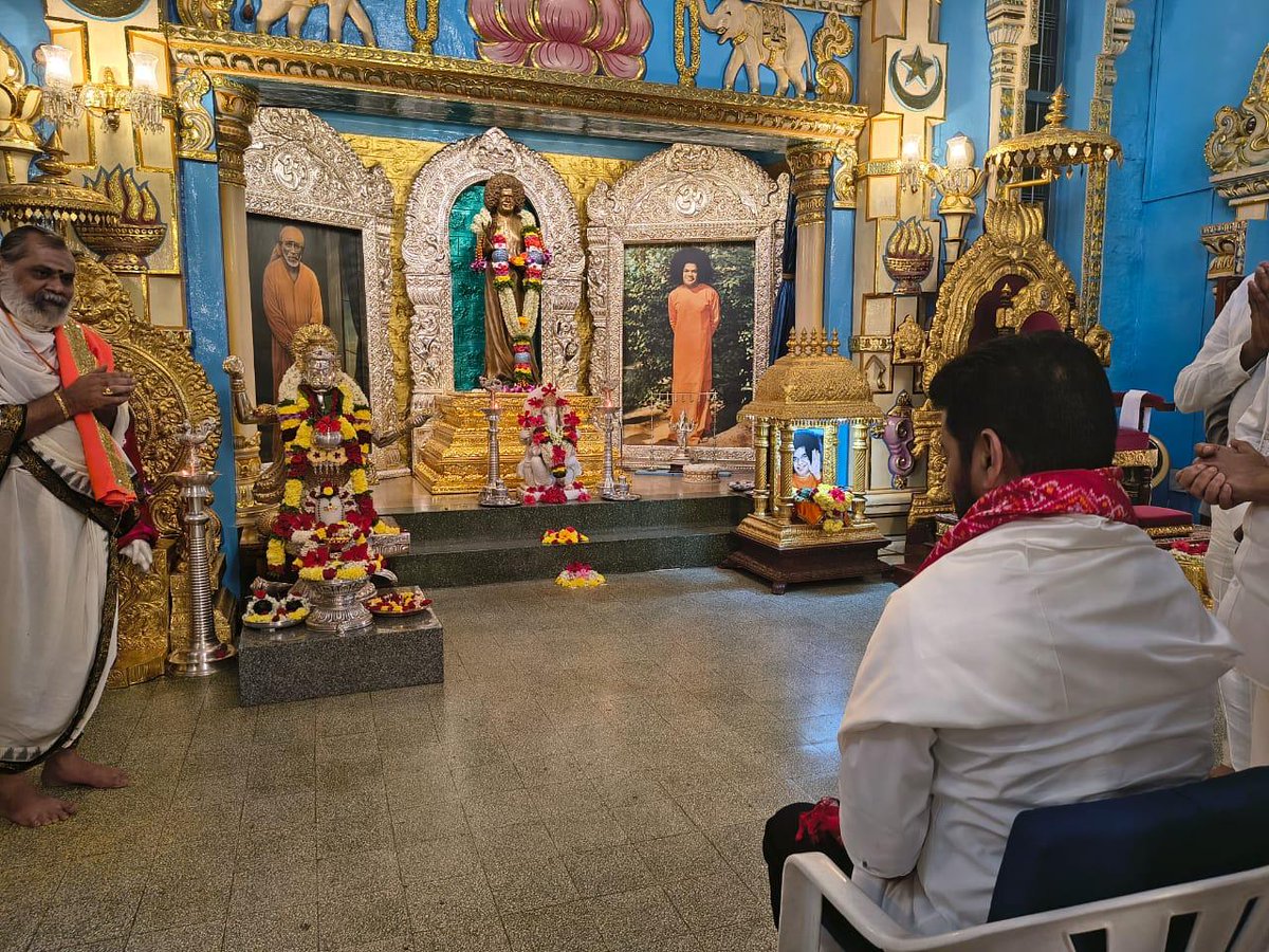 revanth_anumula's tweet image. మానవ సేవే - మాధవ సేవ అని నమ్మి తన ప్రేమతో, అద్వితీయ సేవతో భౌగోళిక హద్దులు దాటి కోట్లాది మంది భక్తులను సంపాదించుకుని అనంతపురంలో అనితర సాధ్యమైన గొప్ప ఆధ్యాత్మిక కేంద్రాన్ని నిర్మించి జన హృదయాలలో చిరస్థాయిగా దైవంగా నిలిచిపోయిన పుట్టపర్తి భగవాన్ శ్రీ సత్య సాయిబాబా శత జయంతి ఉత్సవాలలో…