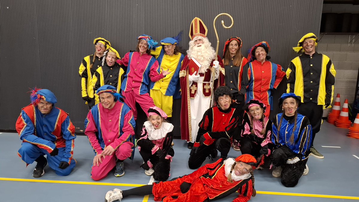 tweedletweedle2's tweet image. Gisteren voor het goede doel piet geweest voor kinderen met #glutenallergie. Dank voor alle sponsoren. En dank @ncv voor het organiseren. Maak het leuk voor de kids. #sinterklaas &amp;amp; #piet . 
Karma punten weer binnen. 
Ik zeg niet wie ik ben .....