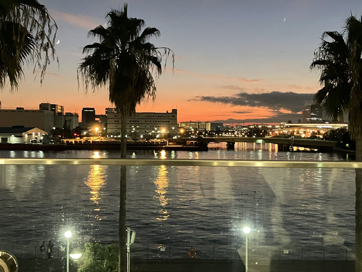 charmy's tweet image. 文学フリマ東京41
前から行きたかったのですが日程が合わず初めて行ってきました。
有名な作者さんや翻訳者さんや編集者さんがいて
本当ビックリです
お話ししてサインもらったりしました
メチャメチャ楽しかったです

イロイロ買ってお金なくなりました😭