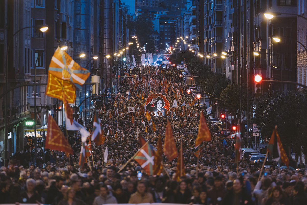 Ezin zuten, ezin dute eta ezingo dute Euskal Herriaren askatasun egarria ito. Berriro erakutsi dugu Bilbon hemen herri duin bat dagoela, faxismoari bide guztiak itxiz eta itxaropenari ate guztiak irekiz.

#AskatasunHaizea gara! ✊🏽🌟

📸 ARGAZKI BILDUMA: facebook.com/media/set/?set…