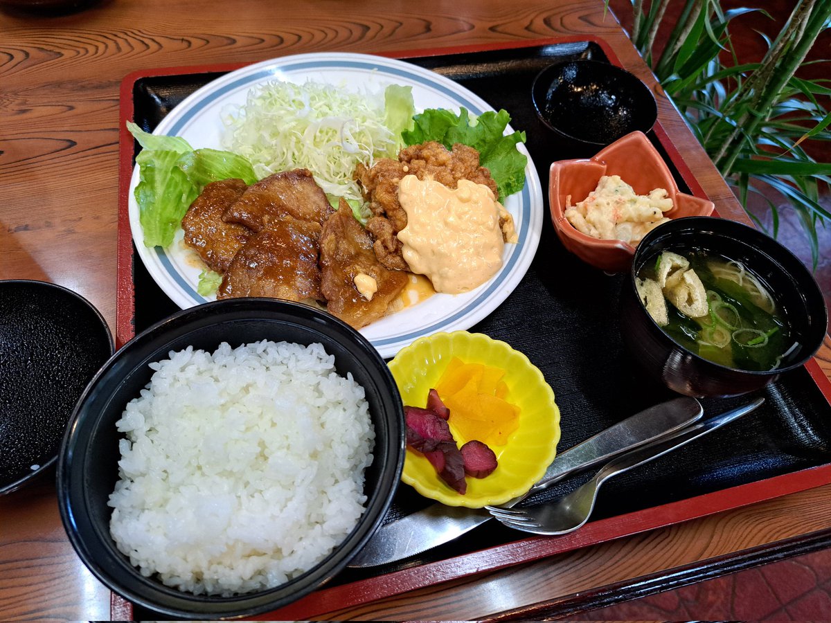今日のお昼ごはん🍚🍴(遅くなりましたが(笑))地元のサイト応募当選した券
を持って #都農町 の #田舎家  で南蛮生姜焼き定食を頂きました👍
美味しくてo(；д；o)
そして…その後何処へ？( ＾ω＾ )❤️