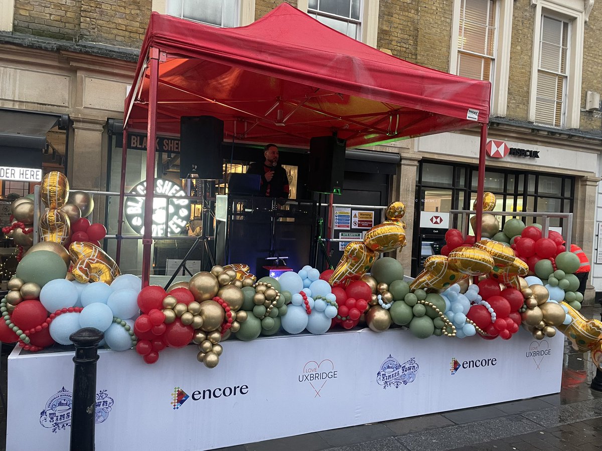 LoveUxbridge's tweet photo. Thank you @tinseltown111 for returning this year and thank you to all of our incredible Uxbridgians who joined us! 

Same time next year! 🎅🏻🤶🏻☃️❄️❤️💚 

#loveuxbridge #uxbridge #uxbridgebid #christmaslightsdisplay https://t.co/lrNHFLPYPw