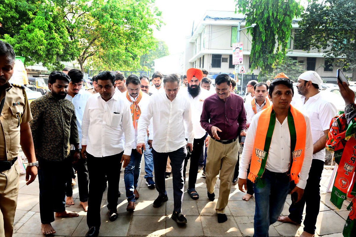 sandhusarabjit7's tweet image. भारतीय जनता पार्टी उत्तर पश्चिम मुंबई, अंधेरी पूर्व विधानसभा मतदारसंघातील बूथप्रमुख, शक्ती केंद्रप्रमुख आणि विविध पदाधिकारी यांचा मेळावा व बैठक मोठ्या उत्साहात पार पडली.
या बैठकीत आगामी मुंबई महानगरपालिका निवडणुकांच्या पार्श्वभूमीवर बूथशक्ती मजबूत करणं, संघटन अधिक बळकट करणं आणि…