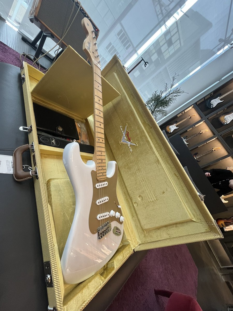 86gt1105's tweet image. 遂にMichiya Haruhata Stratocaster White Blonde届きました！
1年半ずっと待ってた！
ずっと憧れてた1号機モデル…！
家宝にして大切に弾きます！！
ほんとカッコよすぎる…
 #春畑道哉
#MichiyaHaruhataStratocasterWhiteBlonde 
 #Fender