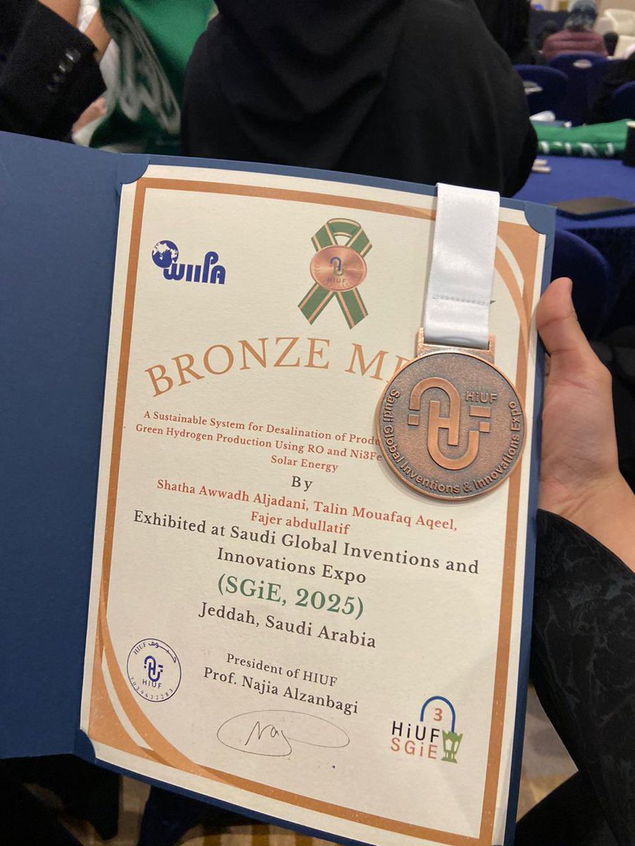 sciencekau's tweet image. بمشاعر الفخر والاعتزاز، تزف #كلية_العلوم تهانيها لطالباتها المتميزات في المعرض السعودي الدولي للاختراعات والابتكارات SGiE:

• كنوز تنوير (قسم الفيزياء) – ميدالية ذهبية
• أفنان المصعبي وملاك العبيدان ضمن فريق قسم الكيمياء – ميدالية ذهبية
• يارا البقمي (قسم الفيزياء) – ميدالية…