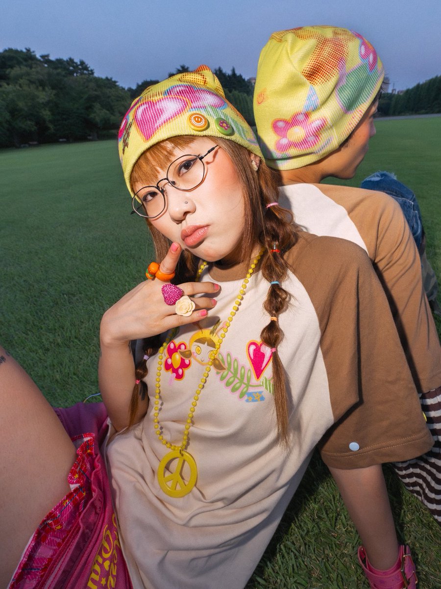 ✴︎A50b:SMILEY SHOPのおしながき✴︎

・NICO graphic T-shirt(2way仕様)
・NICO graphic beanie(缶バッチ2種付き)

ocのNICOちゃんのTシャツとビーニーを作りました🌼🌿
ツリーでディティールをチェック☑︎‼︎

#COMITIA154 
#コミティア154