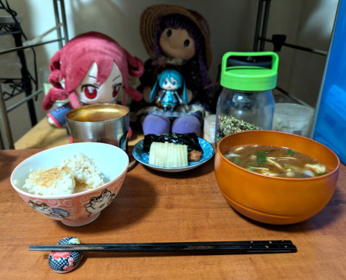 #一日一食 #omad #自炊 #野草 
第2部
ササニシキ一分搗(40g)＋胚芽押麦(5g)(トレハロース・玄米酢・水120ml)。
ねぎ・しめじ・舞茸・わかめ・生姜・削り節・いりこだし・酒粕・ゼラチン入り手前味噌汁。
大根糠漬けとUmex梅干し。
韓国のり・ふりかけ。