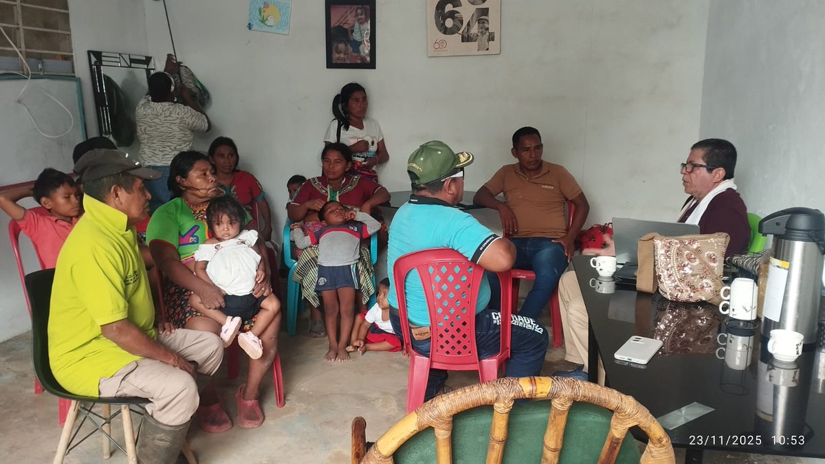 Omar_Comunes's tweet image. #Hoy en Tierralta dialogamos con los pueblos indígenas del Alto Sinú. Acompañamos a la comunidad y reafirmamos nuestro compromiso con la implementación del Acuerdo de Paz, escuchando sus voces y defendiendo sus derechos en el territorio. ✊🌿
#AcuerdoDePaz
#Colombia