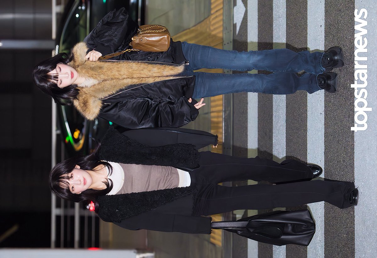 Joytaimes's tweet image. My Melody and Kuromi are going on a trip, and this time, they coordinated their outfits so that neither stands out more than the other in their airport fashion unlike last time, #happygirls! ♥︎