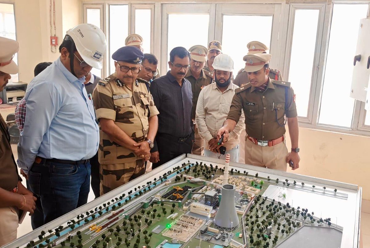 CISFEast's tweet image. Shri Deepak Verma, IG CISF Eastern Sector, recently visited CISF Unit PTPS Panki to review operational readiness, security measures, and welfare arrangements, reinforcing the commitment to efficiency and preparedness.
#CISF @CISFHQrs