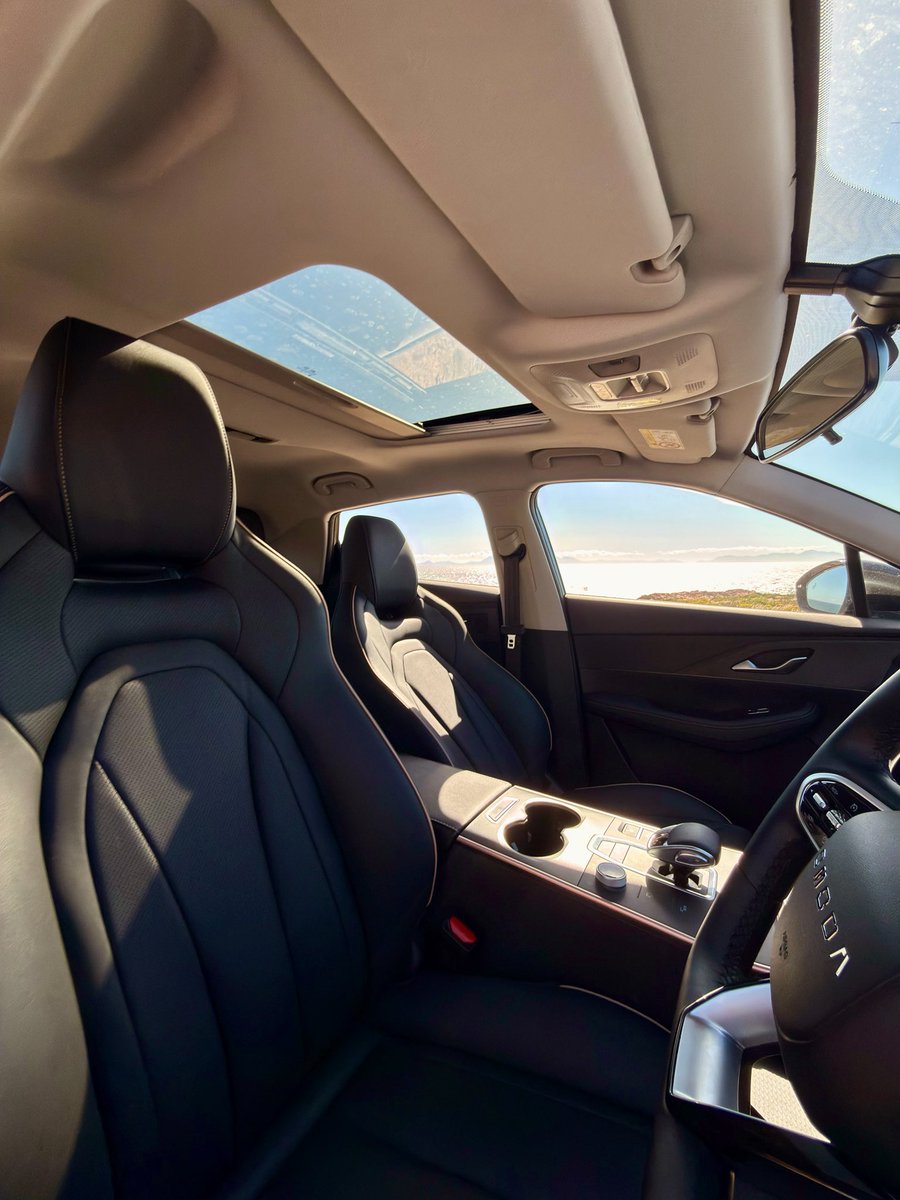 I spent time with the Omoda C5-X series; a facelift bringing suspension, calibration and exterior updates as well as a 6 speed DCT. It’s powered by a 1.5L turbopetrol (115kW/230Nm) and priced from R374 900. Full review here: youtu.be/sEkPykPnuQ8?si…