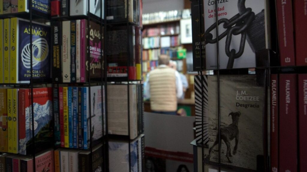 Plenainclusion's tweet image. 📖 Muchas librerías de barrio están en riesgo de cierre porque sus dueños quieren jubilarse. 

👍🏻 En #LecturaFácil, en #PlanetaFácil, te contamos cuál es la solución creada por los libreros y @culturagob para que esas librerías sigan abiertas:
planetafacil.plenainclusion.org/la-solucion-pa…