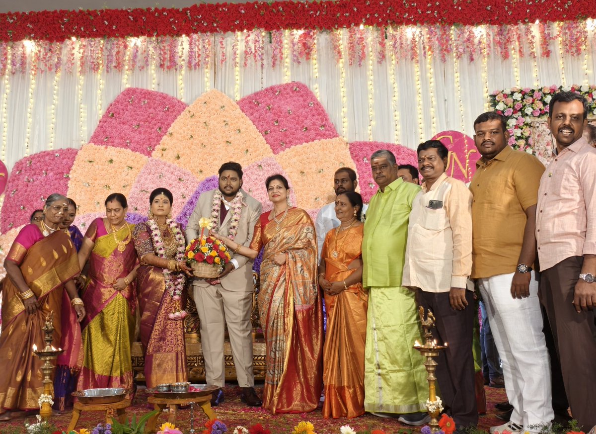 Sowmiyanbumani's tweet image. சென்னை - பம்மல் பொழிச்சலூர் ஸ்ரீ கணேஷ் திருமண மண்டபத்தில் நடைபெற்ற PRS. சரவணராஜ் - ச.குமாரி தம்பதியரின் அன்பு மகனும், செங்கல்பட்டு பசுமைத்தாயகம் மேற்கு மாவட்ட செயலாளர் PSS.ராஜா நிர்மல் அவர்களின் சகோதரருமான PSS.கோகுல் ராஜன் - M.நிவேதா ஆகியோரின் திருமணம் நிச்சயதாம்பூலம்…