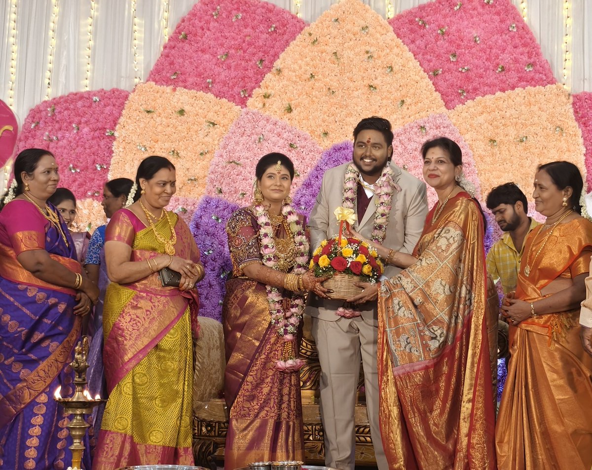 Sowmiyanbumani's tweet image. சென்னை - பம்மல் பொழிச்சலூர் ஸ்ரீ கணேஷ் திருமண மண்டபத்தில் நடைபெற்ற PRS. சரவணராஜ் - ச.குமாரி தம்பதியரின் அன்பு மகனும், செங்கல்பட்டு பசுமைத்தாயகம் மேற்கு மாவட்ட செயலாளர் PSS.ராஜா நிர்மல் அவர்களின் சகோதரருமான PSS.கோகுல் ராஜன் - M.நிவேதா ஆகியோரின் திருமணம் நிச்சயதாம்பூலம்…