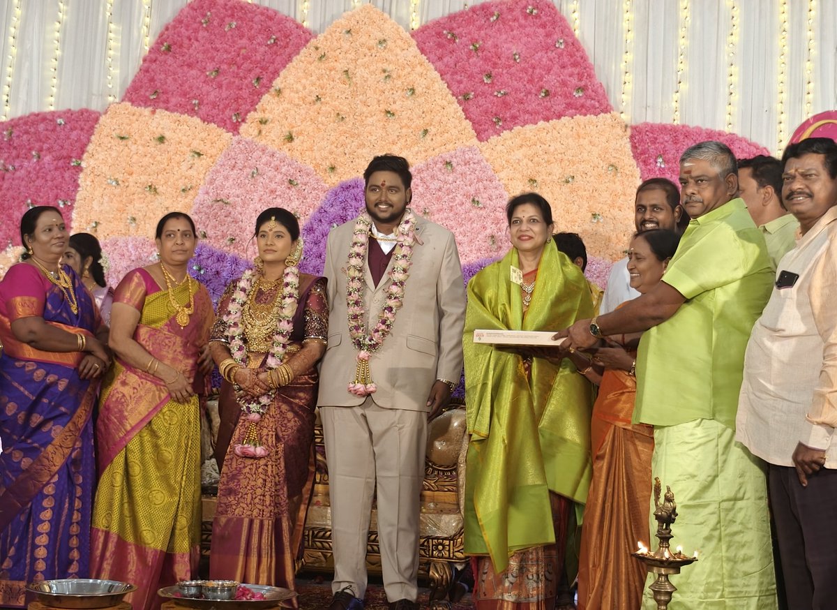 Sowmiyanbumani's tweet image. சென்னை - பம்மல் பொழிச்சலூர் ஸ்ரீ கணேஷ் திருமண மண்டபத்தில் நடைபெற்ற PRS. சரவணராஜ் - ச.குமாரி தம்பதியரின் அன்பு மகனும், செங்கல்பட்டு பசுமைத்தாயகம் மேற்கு மாவட்ட செயலாளர் PSS.ராஜா நிர்மல் அவர்களின் சகோதரருமான PSS.கோகுல் ராஜன் - M.நிவேதா ஆகியோரின் திருமணம் நிச்சயதாம்பூலம்…