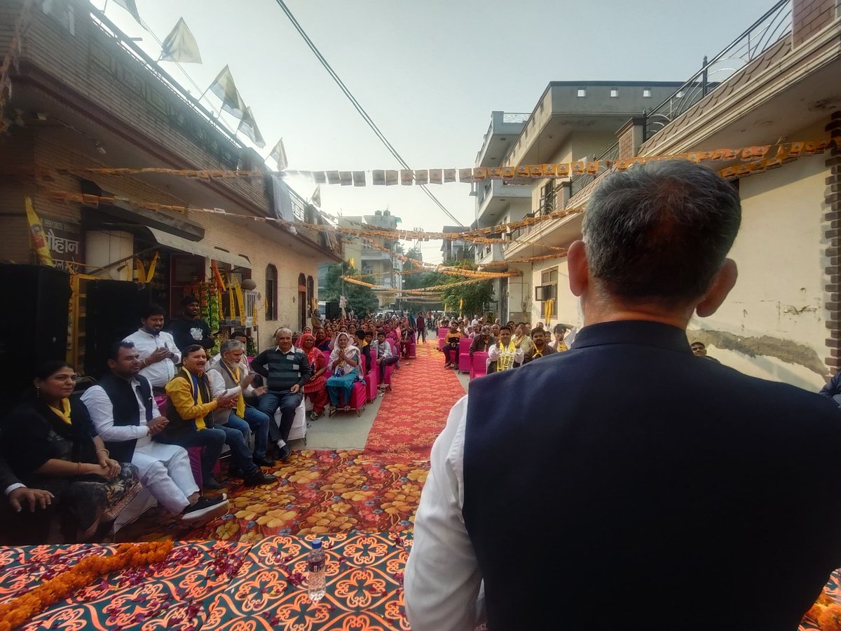 MahinderMla's tweet image. आज वार्ड 128 दिचाऊं कलां में बहन @NeetuChauhan128 के समर्थन में जनसभा को संबोधित किया।

जनता ने पूर्ण विश्वास जताया कि अब जुमलों वाली सरकार से छुटकारा पाकर वे @ArvindKejriwal जी की शिक्षा–स्वास्थ्य वाली नीति पर ही वोट देंगे। 

@AAPDelhi @Saurabh_MLAgk
#Delhi #Najafgarh