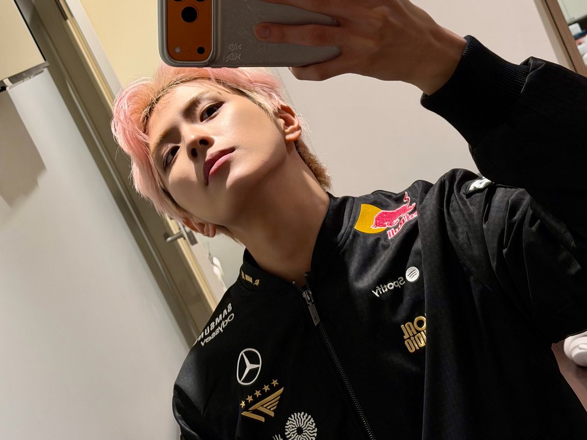 02YH17's tweet image. 🦌 [photo]
🦌 [photo]
🦌 [photo]
🦌 wearing this outfit today
🦌 when getting out of the car
🦌 i felt like i became T1
🦌 ㅋㅋㅋ

yonghee is so silly this fanboy 😆🤍

#YONGHEE #용희 #CIX #씨아이엑스