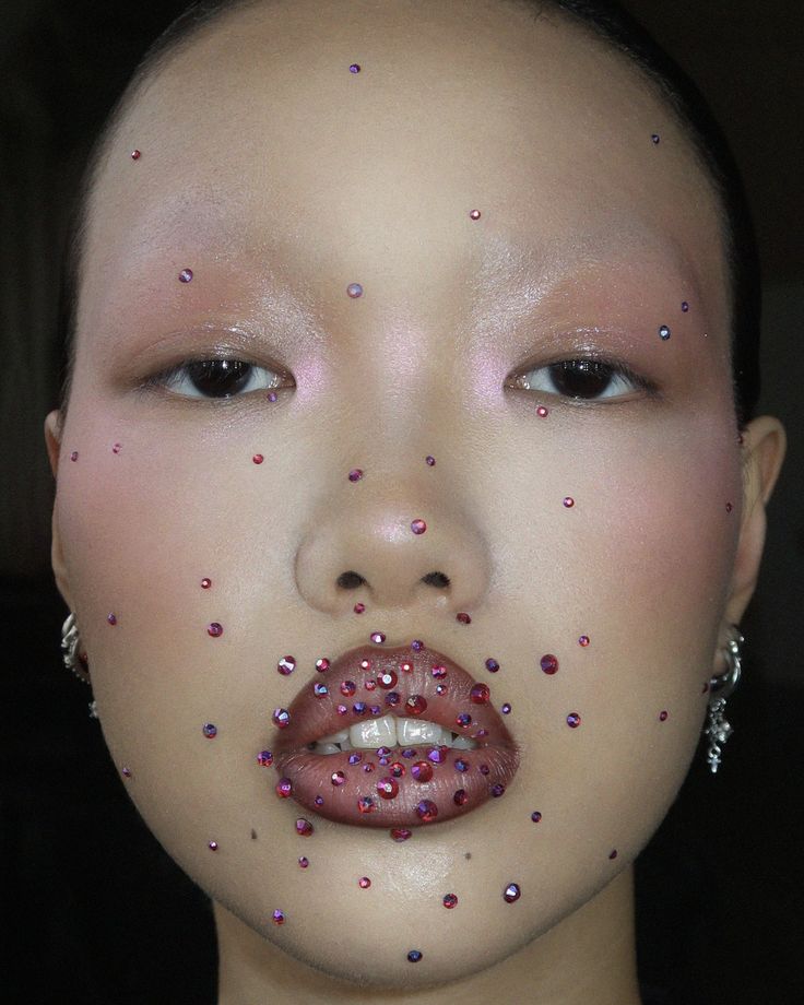 LaModeUnknown's tweet image. Thinking of ✨️drawing inspiration✨️ from one of these MAKEUP looks by Sophia Sinot.🪡