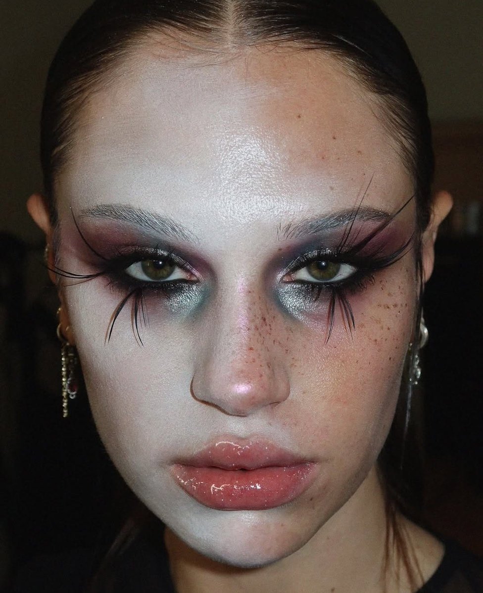 LaModeUnknown's tweet image. Thinking of ✨️drawing inspiration✨️ from one of these MAKEUP looks by Sophia Sinot.🪡