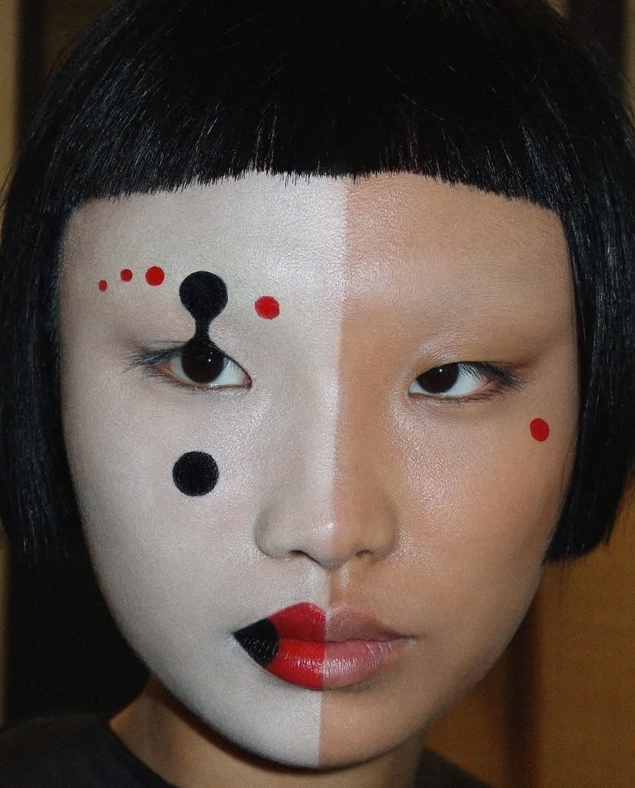 LaModeUnknown's tweet image. Thinking of ✨️drawing inspiration✨️ from one of these MAKEUP looks by Sophia Sinot.🪡