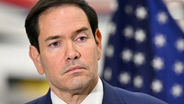 iamlouay's tweet image. 🇨🇭 🎭 🇺🇦 Genève démarre comme un véritable sketch géopolitique : un plan de paix que Washington valide, renie, revalide... pendant que la délégation ukrainienne arrive, elle, parfaitement cohérente. Yermak et Umerov viennent défendre des lignes rouges claires, pendant que Rubio…